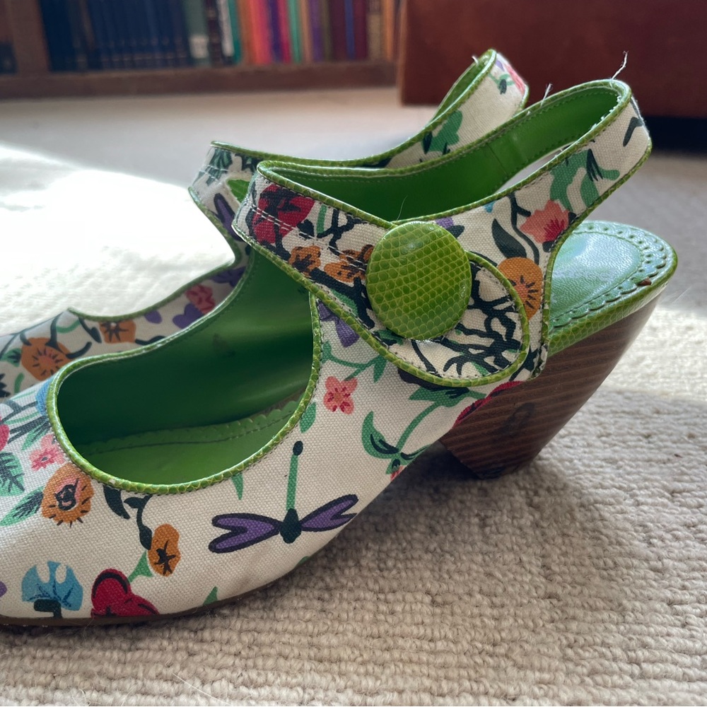 Floral Mary Jane Shoes with Green Interior. Not rated. 7.5. Adorable cloth shoes - Picture 10 of 10
